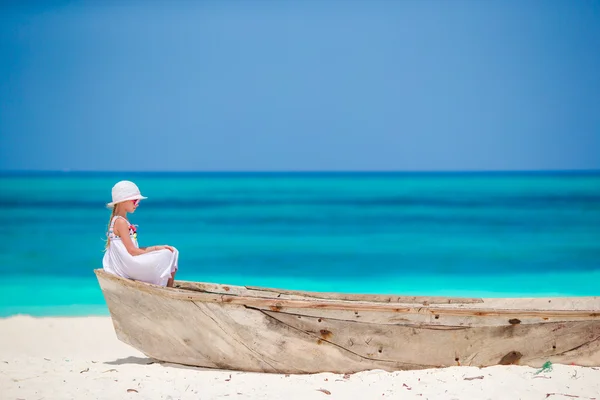 Sevimli küçük kız plajda yaz tatili sırasında beyaz elbiseli — Stok fotoğraf