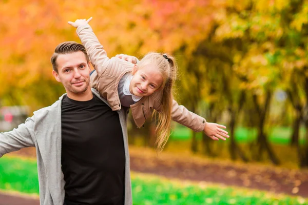 Aile sonbahar tatili — Stok fotoğraf