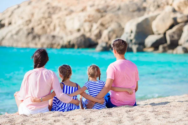 Ung vacker familj på semester — Stockfoto