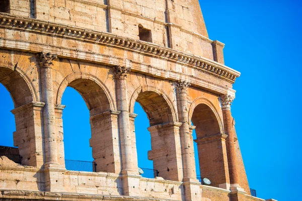 Colosseum veya Coliseum arka plan mavi gökyüzü Roma, İtalya — Stok fotoğraf