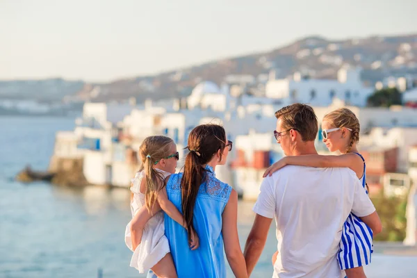 Rodzinne wakacje w Europie. Rodzice i dzieci na tle małej Wenecji na wyspie Mykonos, Grecja — Zdjęcie stockowe
