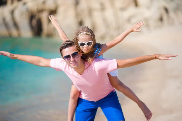 Szczęśliwy ojciec i jego urocza córeczka na tropikalnej plaży dobrze się bawią — Zdjęcie stockowe