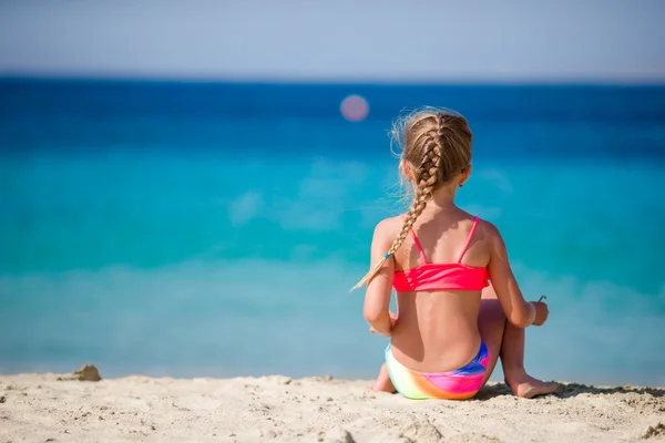 Adorable niña en la playa tropical durante las vacaciones —  Fotos de Stock