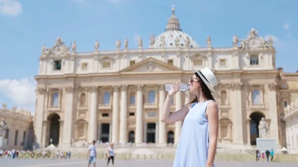 Giovane donna che beve acqua nello sfondo della giornata calda nella Basilica di San Pietro a Roma, Città del Vaticano . — Video Stock