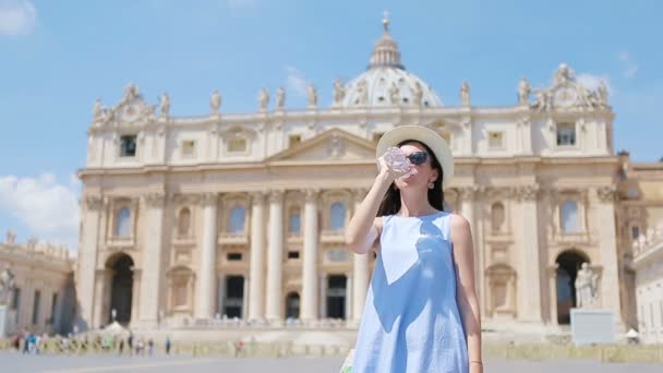 Vatikan, Roma ve İtalya 'daki St. Peters Bazilika kilisesinde su içen genç bir kadın. — Stok video