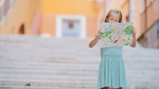 Imádnivaló kislány turista térképpel Olaszország római utcáin. Boldog toodler gyerek élvezni olasz nyaralás nyaralás Európában. — Stock videók