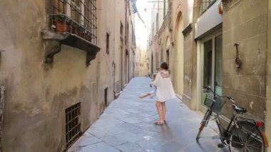 Avrupa 'da bir aile. Mutlu anne ve küçük sevimli kız yaz tatili boyunca Roma 'da eğleniyorlar.