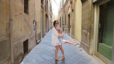 Avrupa 'da bir aile. Mutlu anne ve küçük sevimli kız yaz tatili boyunca Roma 'da eğleniyorlar.