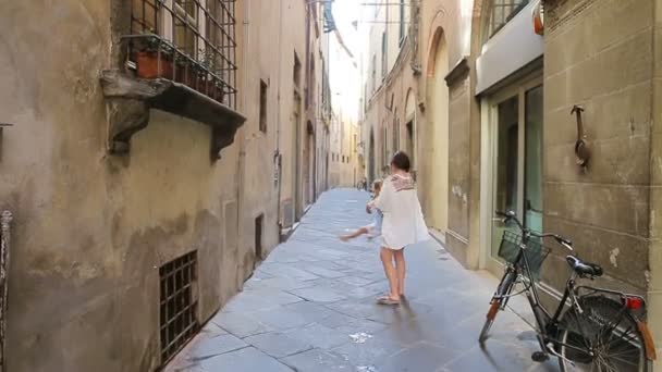 유럽의 가족. 이탈리아의 여름휴가 기간에 로마에서 즐겁게 노는 행복 한 어머니와 귀여운 소녀 — 비디오