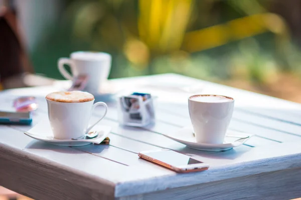 Hora del almuerzo, taza de café en la mesa en restaraunt al aire libre —  Fotos de Stock
