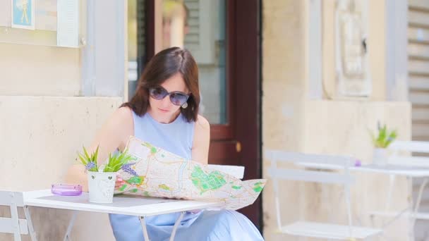 아름다운 여성 이 이탈리아 로마의 도시 지도를 보고 있습니다. 유럽에서 휴가를 즐기는 행복 한 소녀. — 비디오