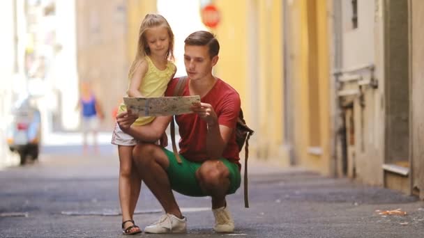 Adorabile bambina e papà con mappa della città europea all'aperto a Roma — Video Stock