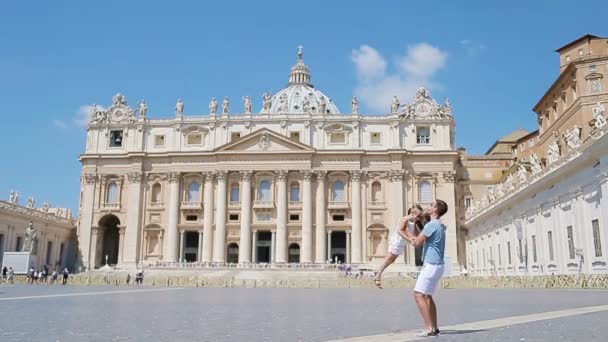 En lykkelig ung familie i kirken St. Peters Basilica i Vatikanet i Roma. Reisefar og barn på europeisk ferie i Italia . – stockvideo