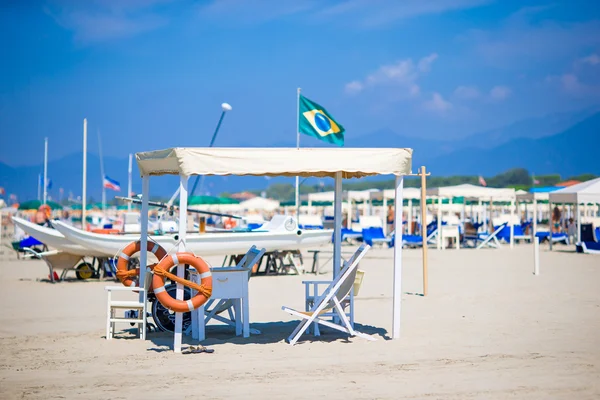 Спасательная хижина на пляже Форте-Марми в Италии в летний день — стоковое фото