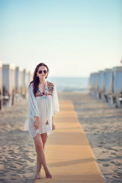 Young beautiful woman on beach during tropical vacation — Stock Photo, Image