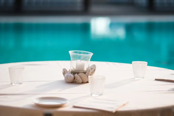 Lunch time. Empty table in restaraunt outdoor background pool — Stock Photo, Image