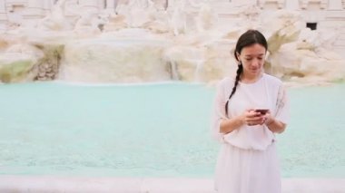 Ünlü Fontana di Trevi yakınındaki akıllı telefon olan kadın