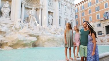 Fontana di Trevi yakınlarındaki aile, Roma, İtalya. Mutlu ebeveynler ve çocuklar İtalya 'da tatilin tadını çıkarıyorlar..
