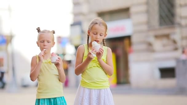 Entzückende kleine Mädchen, die im Sommer draußen Eis essen. Nette Kinder genießen echtes italienisches Gelato in der Nähe von Gelateria in Rom — Stockvideo