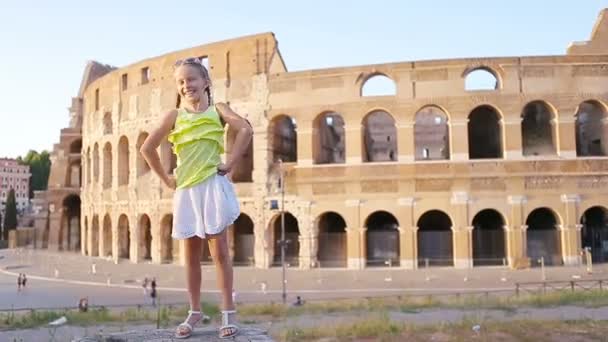 Bedårande liten aktiv flicka ha kul framför Colosseum i Rom, Italien. Kid utgifterna barndom i Europa — Stockvideo
