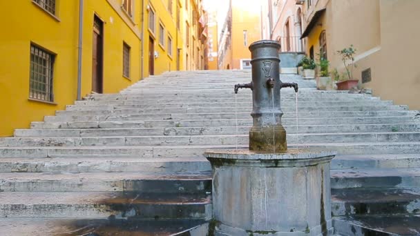 Gatan fontän i en europeisk stad på gatan. Personer släcka törst dricksvatten utomhus — Stockvideo