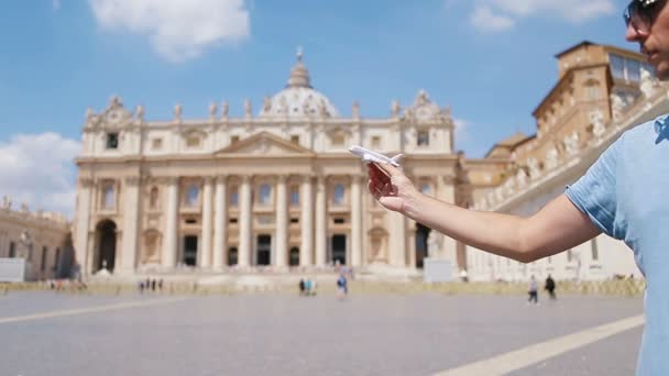 Zbliżenie zabawkowy samolot na tle Koloseum. Włoskie wakacje europejskie w Rzymie. Pojęcie wyobraźni. — Wideo stockowe