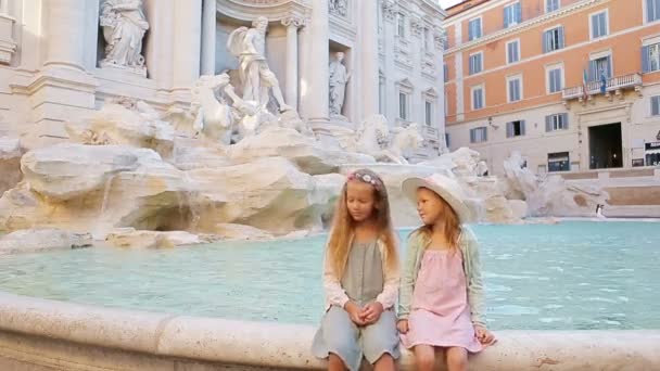 ローマのトレビの泉のほとりに愛らしい女の子。幸せな子供は、イタリアでのヨーロッパでの休暇をお楽しみください。 — ストック動画