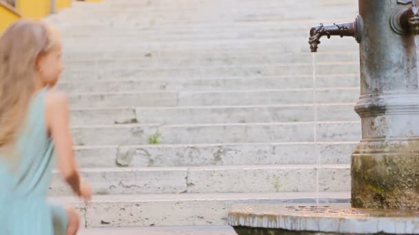 Schattig meisje drinkwater uit de straat fontein op warme zomerdag in Rome, Italië — Stockvideo
