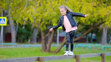 açık havada güzel sonbahar günü, sevimli küçük kız