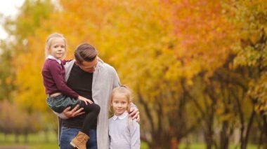 Sonbahar parkında mutlu aile portresi