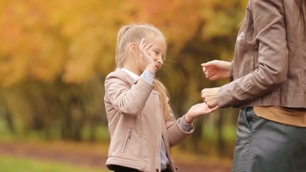 Bedårande liten flicka med mor njuta av hösten dag i höst park utomhus — Stockvideo