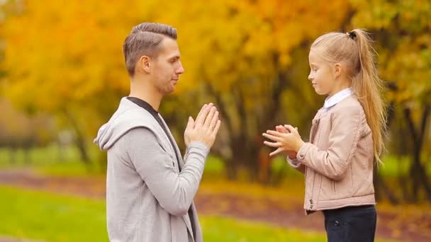 Gelukkige familie in het najaar park buiten — Stockvideo