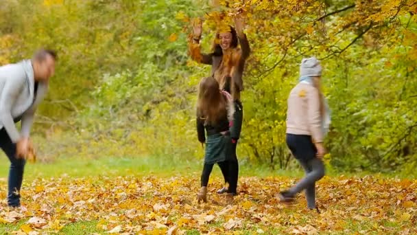 Familia con niños pequeños en otoño — Vídeo de stock