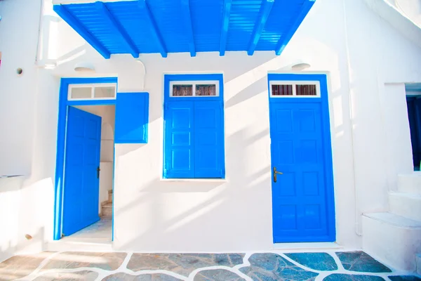 Tradiční domy s modré dveře v úzkých uličkách Mykonos, Řecko. — Stock fotografie
