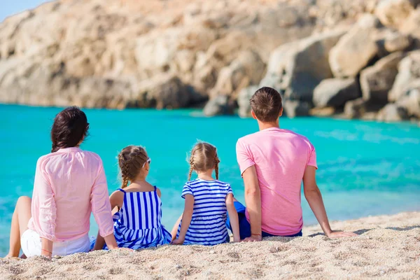 Ung familj på semester — Stockfoto
