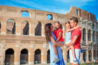Avrupa'nın mutlu bir aile. Ebeveynler ve çocuklar Roma Kolezyum arka plan üzerinde. İtalyan Avrupa tatil birlikte