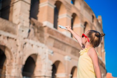 Roma, İtalya 'da küçük oyuncak model uçak geçmişi olan sevimli bir kız.
