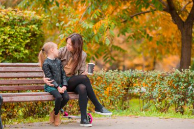 Güzel sonbahar gününde küçük kızla mutlu anne