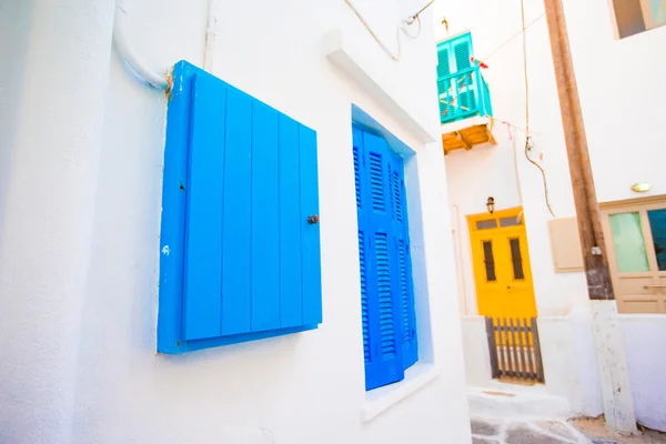 Traditional houses with colorful doors in the narrow streets of Mykonos, Greece. — Stock fotografie