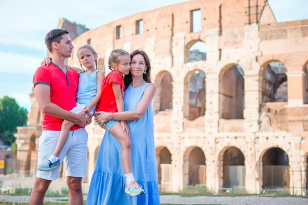 Colosseo arka plan üzerinde mutlu aile Roma'da. İtalyan Avrupa tatil birlikte