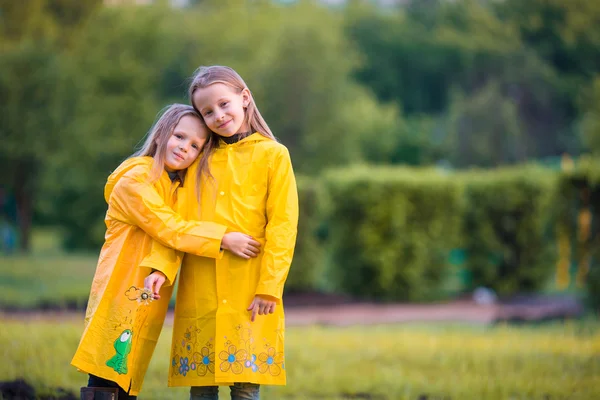 Adorabili bambine sotto la pioggia nelle calde giornate autunnali — Foto Stock