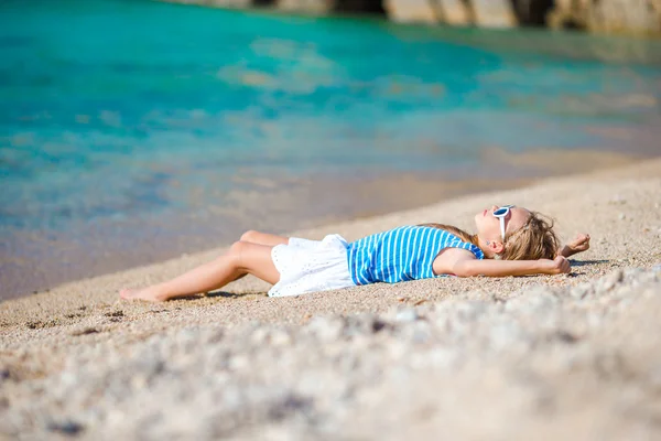 Очаровательная маленькая девочка на пляже во время отдыха в Европе — стоковое фото