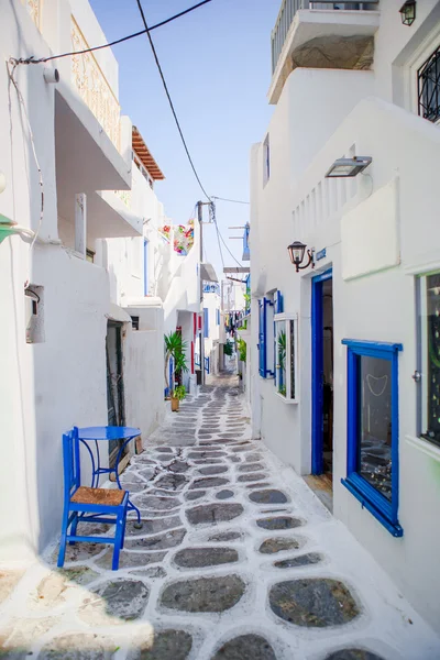 Le stradine dell'isola con balconi blu, scale e fiori. Bella architettura edificio esterno con stile cicladico . — Foto Stock