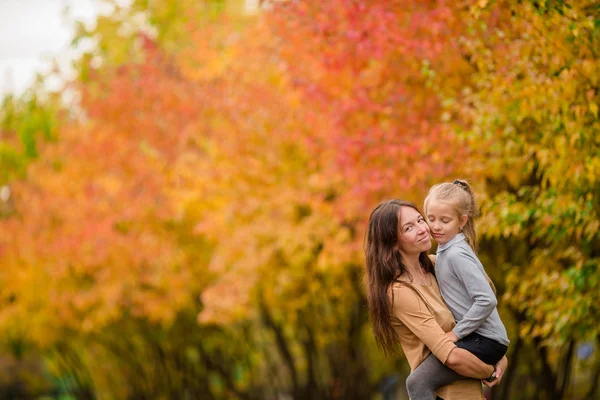 Family vacation in autumn day — Stockfoto
