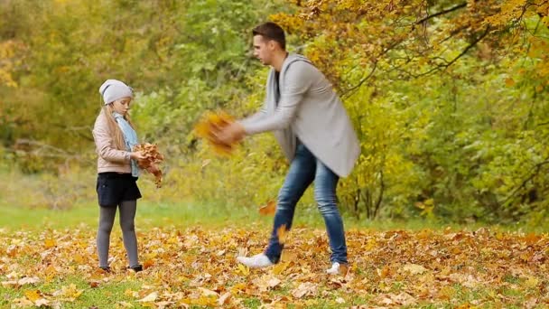 Gelukkige familie in de herfst — Stockvideo