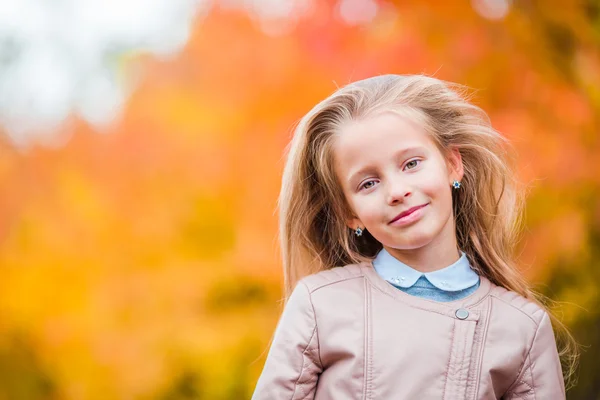 Retrato de menina bonita fundo amarelo folha no outono — Fotografia de Stock