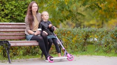 Güz aile tatili. Sevimli küçük kız ve anne sonbahar sonbahar park açık havada iyi günler