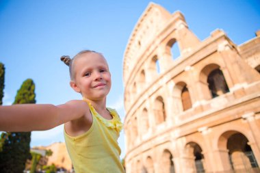 Roma, İtalya Colosseum önünde selfie alarak küçük kız.