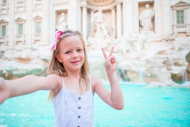Roma'daki Trevi Çeşmesi tarafından selfie alarak çok güzel küçük kız. Mutlu bir çocukluk zevk onu Avrupa tatil İtalya'da