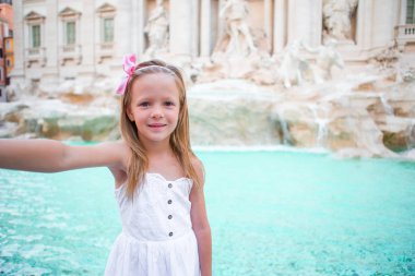 Roma'daki Trevi Çeşmesi tarafından selfie alarak çok güzel küçük kız. Mutlu bir çocukluk zevk onu Avrupa tatil İtalya'da
